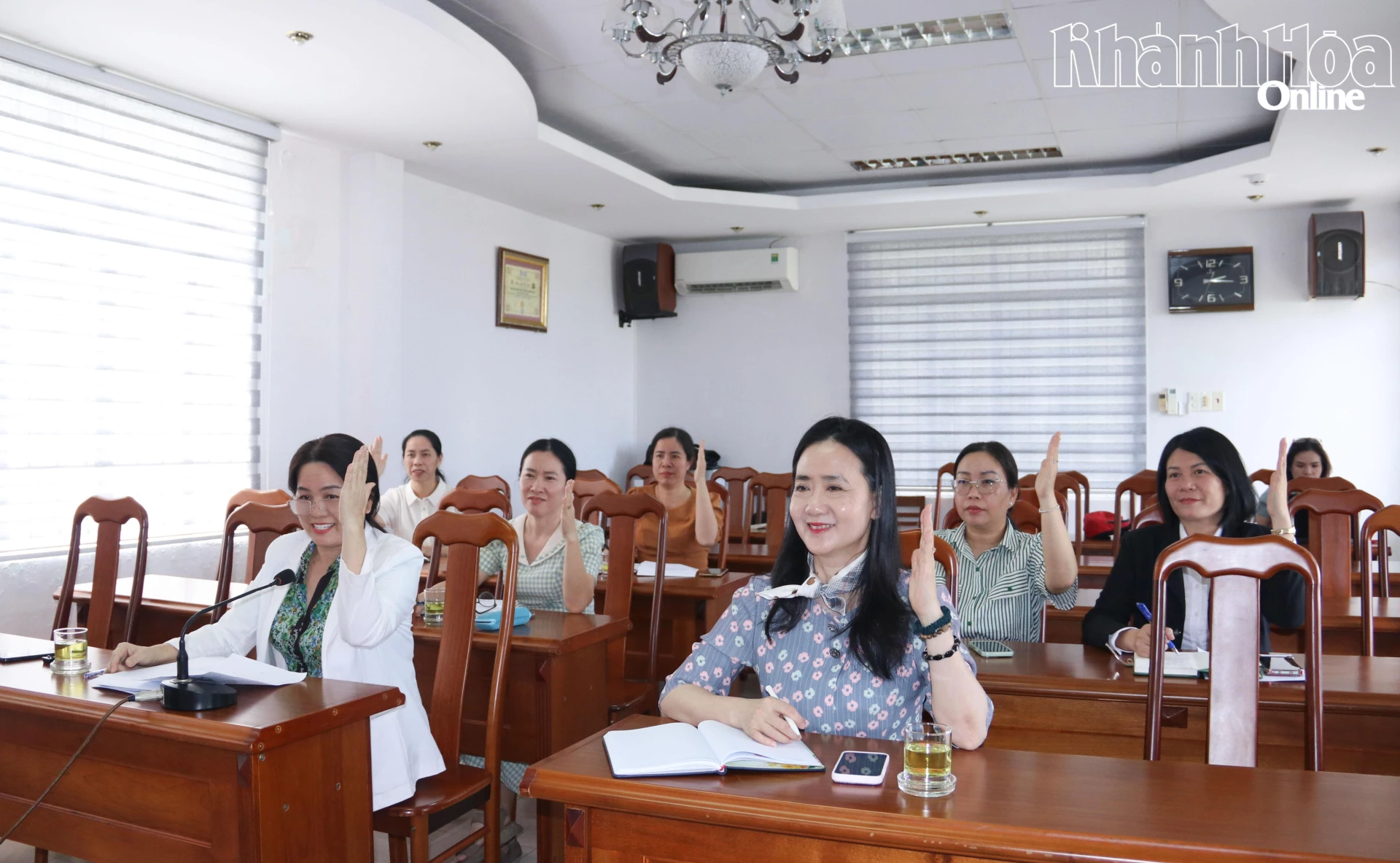 Các đại biểu thông qua danh danh sách nhân sự nữ được giới thiệu ứng cử đại biểu HĐND tỉnh, nhiệm kỳ 2026 - 2031.