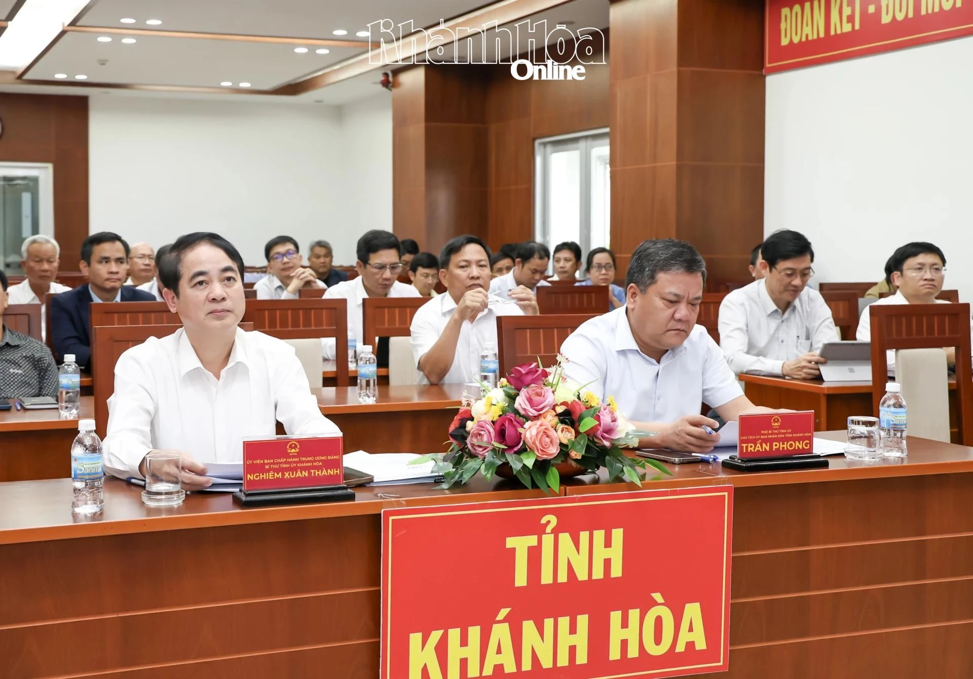 B&iacute; thư Tỉnh ủy Nghi&ecirc;m Xu&acirc;n Th&agrave;nh v&agrave; Chủ tịch UBND tỉnh Trần Phong dự hội nghị tại điểm cầu Kh&aacute;nh H&ograve;a.