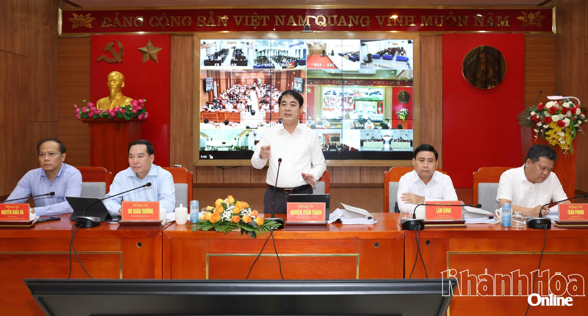 Thường trực Tỉnh ủy chủ trì hội nghị.