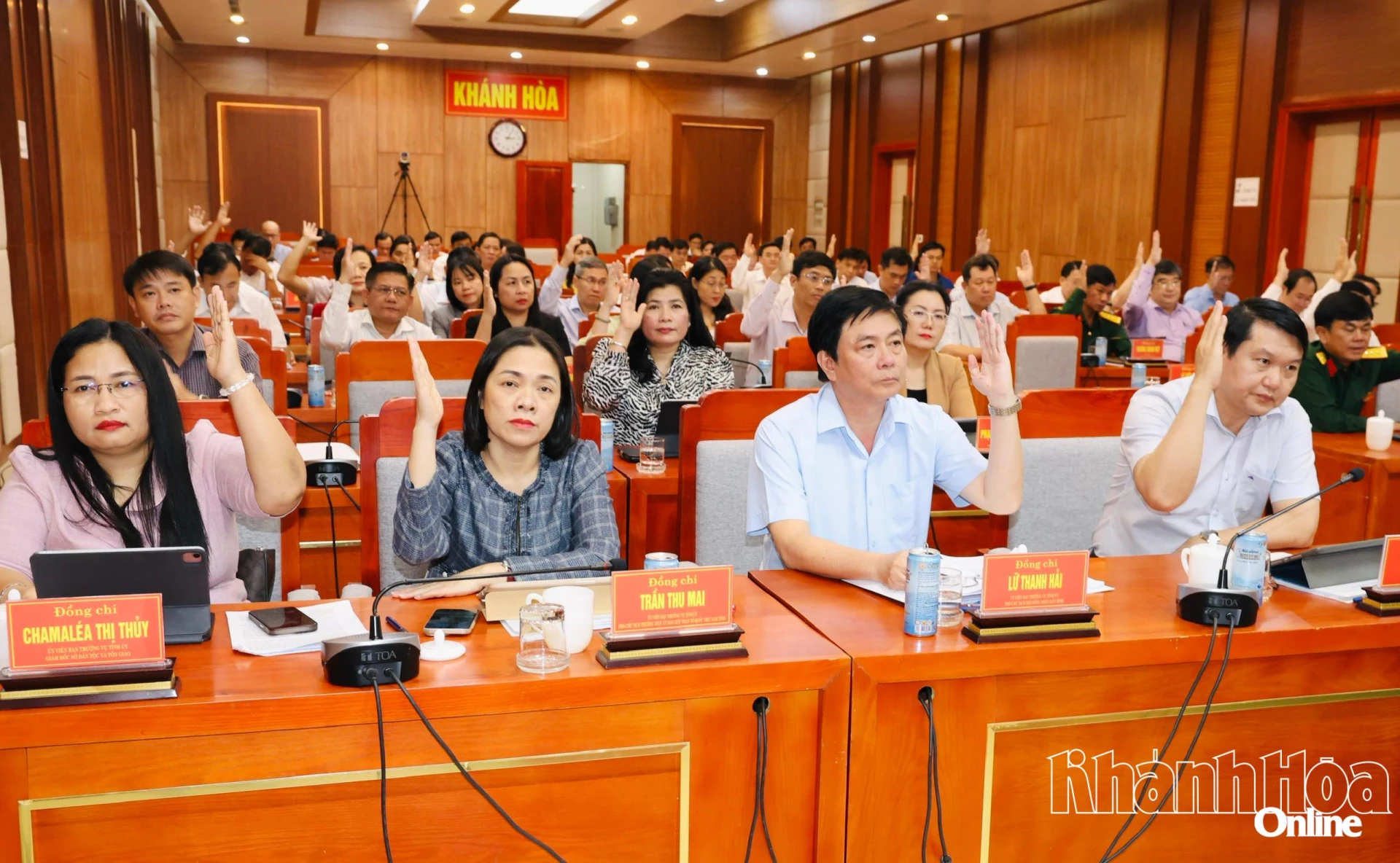 Đại biểu biểu quyết thông qua Nghị quyết hội nghị.