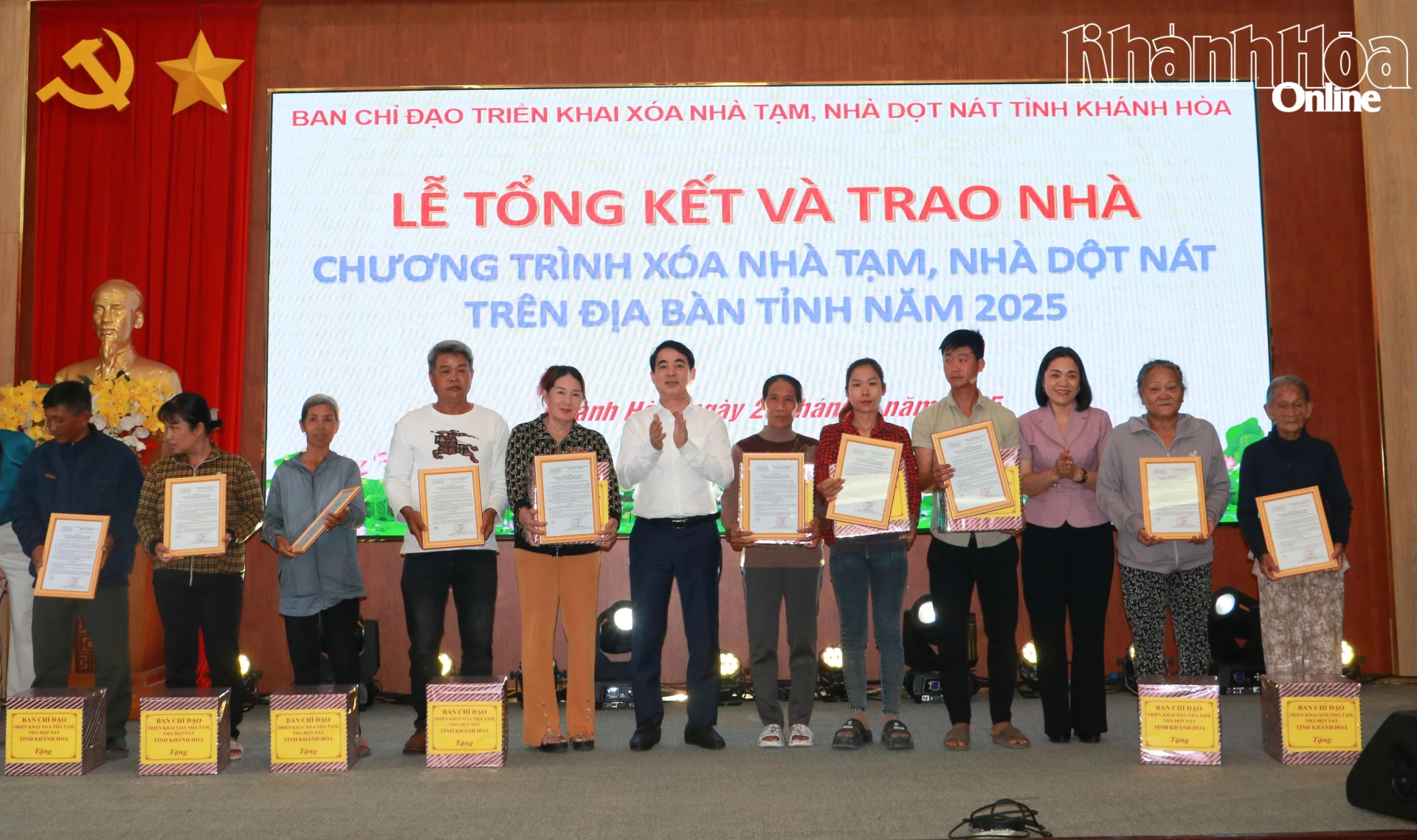B&iacute; thư Tỉnh ủy Nghi&ecirc;m Xu&acirc;n Th&agrave;nh v&agrave; Ph&oacute; Chủ tịch Thường trực Ủy ban MTTQ Việt Nam tỉnh Trần Thu Mai trao bảng tượng trưng nh&agrave; v&agrave; qu&agrave; cho c&aacute;c hộ d&acirc;n.
