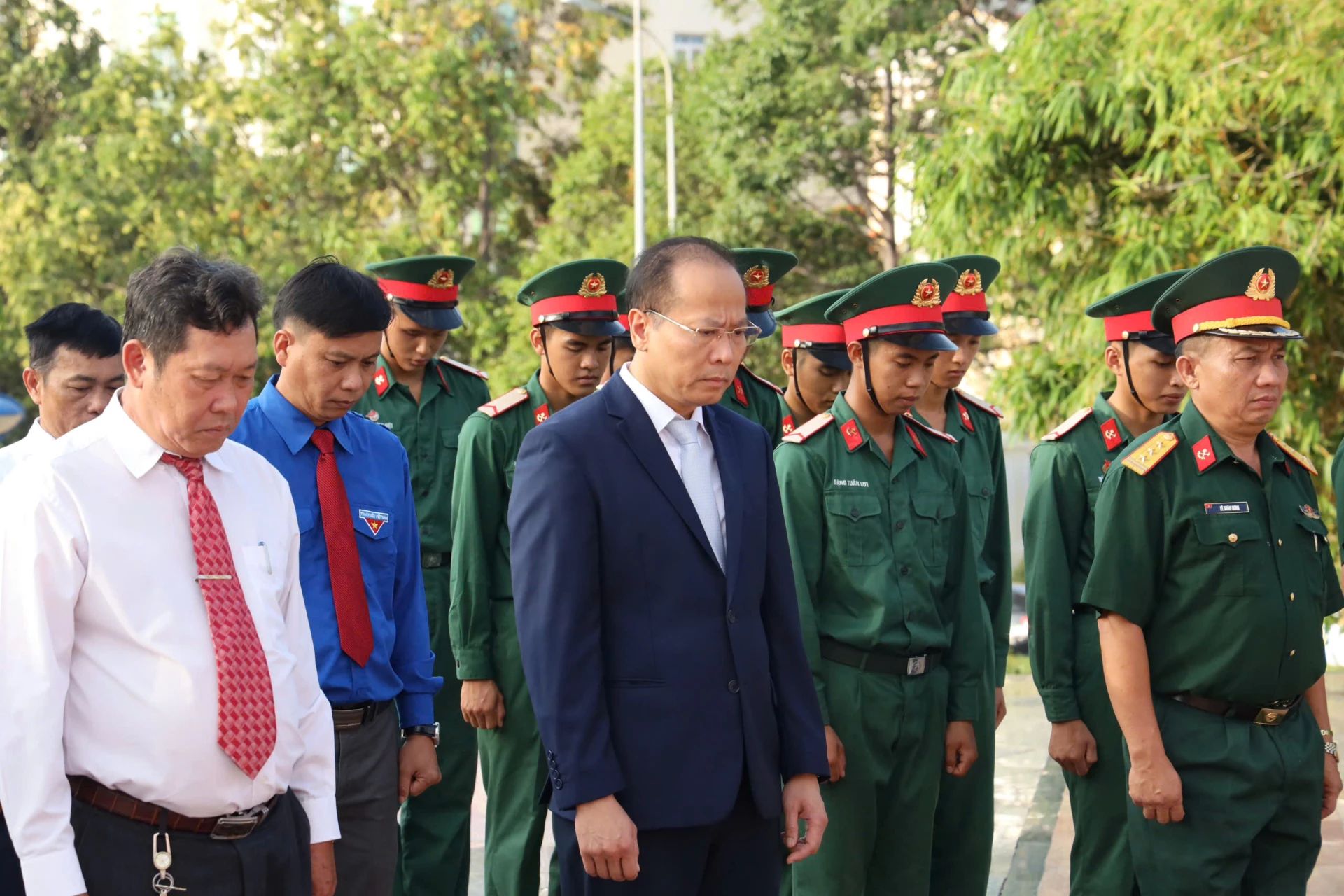 Các đại biểu dành 1 phút mặc niệm tưởng nhớ công lao to lớn của Chủ tịch Hồ Chí Minh.