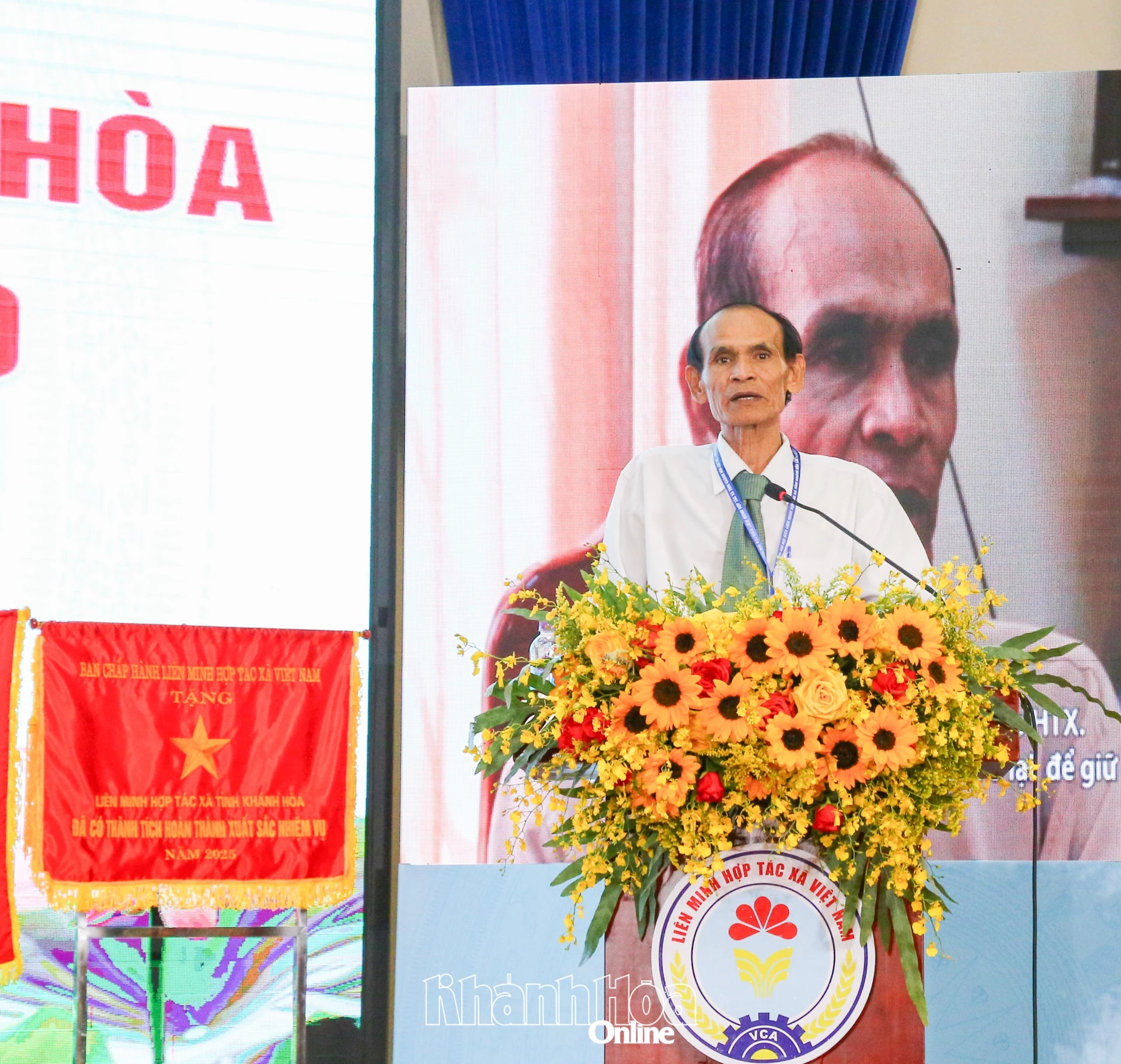 &Ocirc;ng Ph&uacute; Văn Ng&ograve;i - Gi&aacute;m đốc HTX Dịch vụ, Sản xuất, Kinh doanh dệt thổ cẩm Chăm Mỹ Nghiệp ph&aacute;t biểu tham thuận