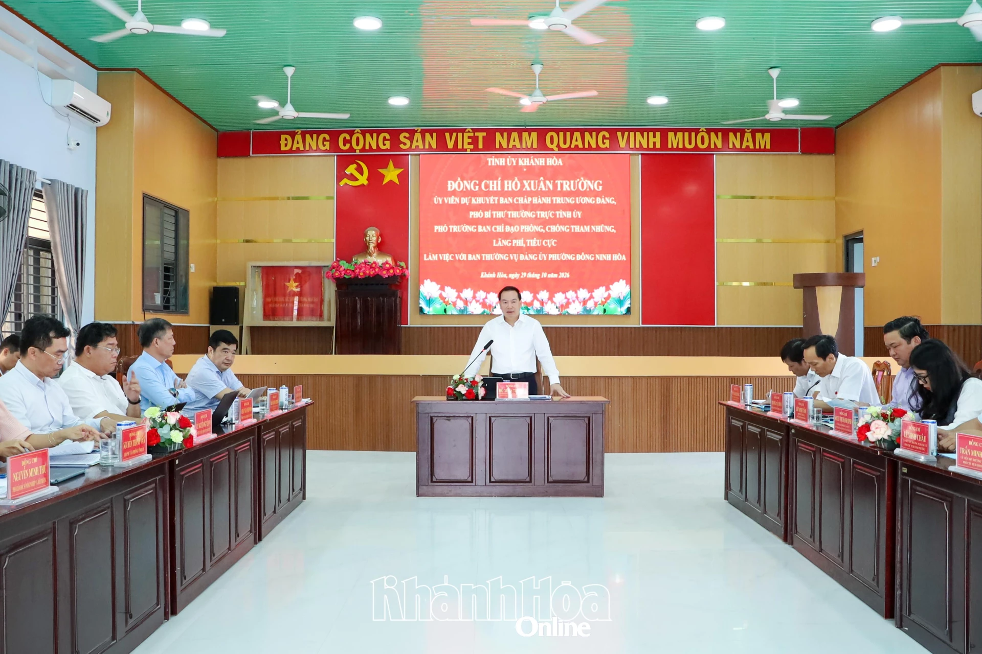 Đồng chí Hồ Xuân Trường chủ trì buổi làm việc với Ban Thường vụ Đảng ủy phường Đông Ninh Hòa.