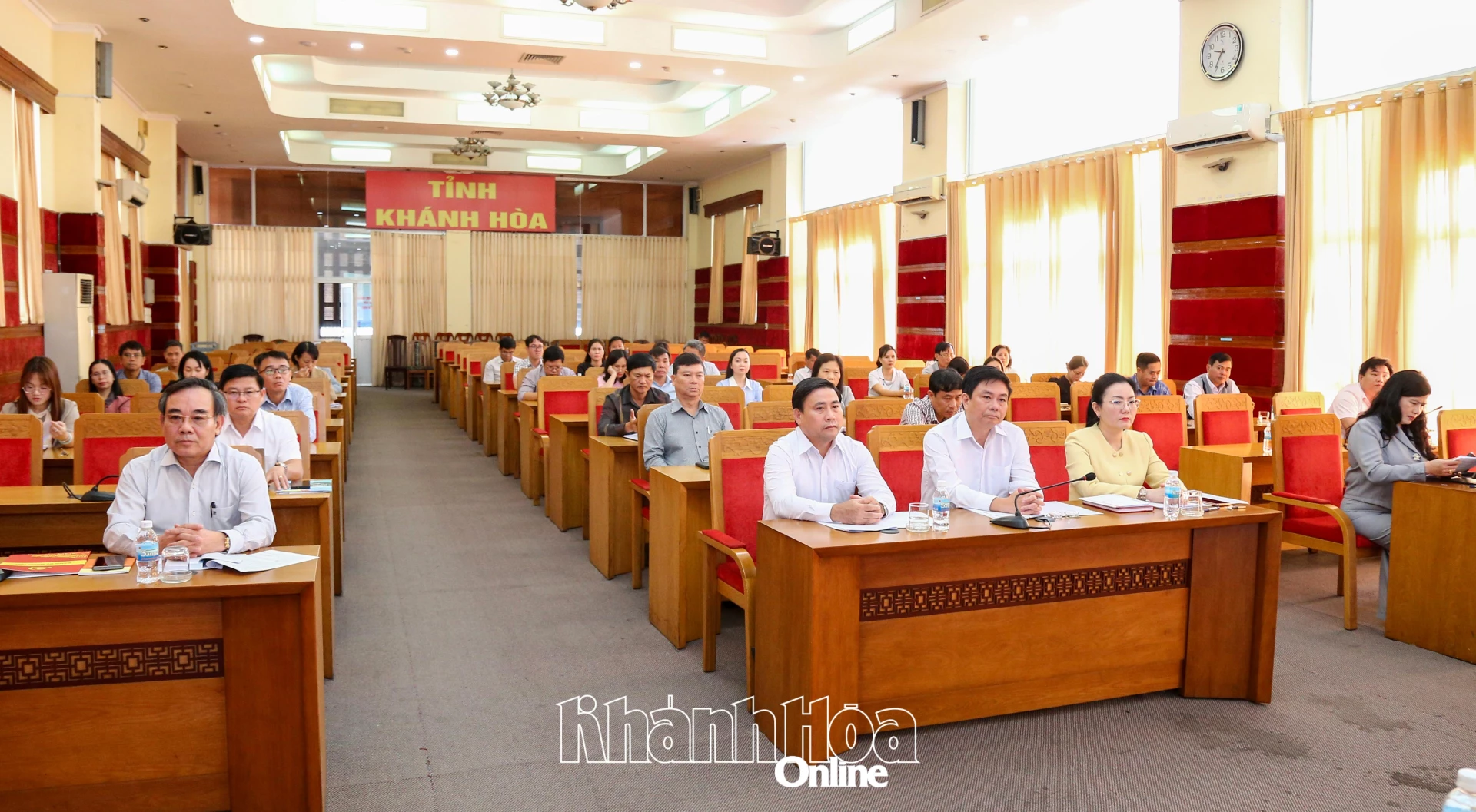 C&aacute;c đồng ch&iacute; trong Thường trực HĐND tỉnh, l&atilde;nh đạo Đo&agrave;n Đại biểu Quốc hội tỉnh v&agrave; cử tri đang c&ocirc;ng t&aacute;c tại Văn ph&ograve;ng Đo&agrave;n Đại biểu Quốc hội v&agrave; HĐND tỉnh tham dự hội nghị