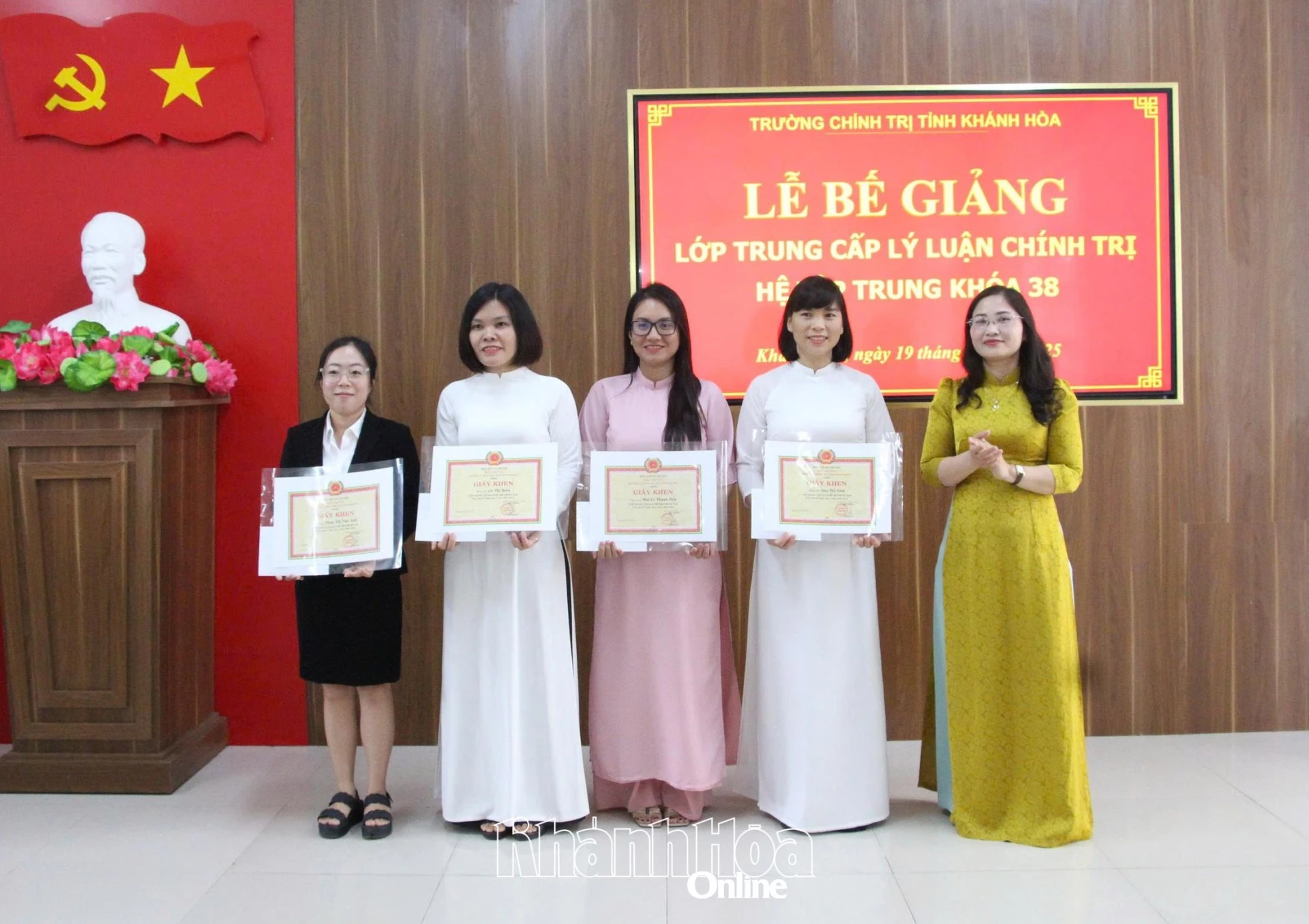 B&agrave; Lưu Hồng V&acirc;n trao giấy khen cho c&aacute;c học vi&ecirc;n. 
