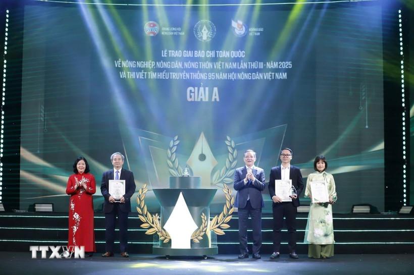 Ban Tổ chức trao 3 giải A Giải báo chí toàn quốc về nông nghiệp, nông dân, nông thôn Việt Nam lần thứ 3 năm 2025. (Ảnh: TTXVN phát)