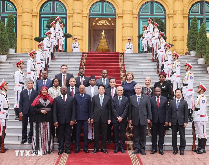 Chủ tịch nước Lương Cường với các Đại sứ đến trình Quốc thư. (Ảnh: Lâm Khánh/TTXVN)