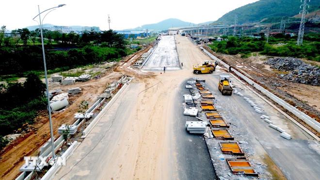 Nỗ lực thi công các hạng mục nhằm đưa Dự án Bến cảng Liên Chiểu và tuyến đường ven biển kết nối cảng tại phường Hải Vân (thành phố Đà Nẵng) về đích đúng hạn. (Ảnh: Khoa Chương/TTXVN) ttxvn-da-nang-phan-dau-tro-thanh-dau-tau-logistics-moi-cua-mien-trung-28-7.jpg