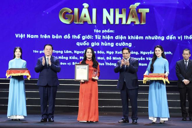 Nhà báo Chu Thị Hồng Kiều, đại diện nhóm tác giả Báo Điện tử VietnamPlus nhận Giải Nhất. (Ảnh: Hoài Nam/Vietnam+) z7320795211031-1b287dcde8d2c0de3dec5ddce8037633.jpg