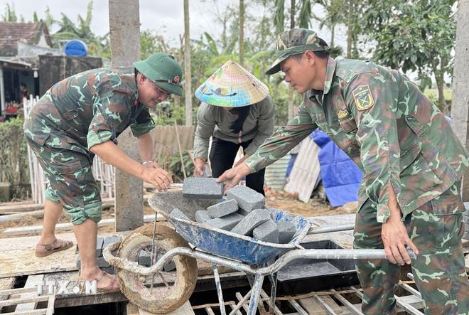 Chiến sỹ Đoàn Kinh tế-Quốc phòng 207/Quân khu 5 hỗ trợ xây sửa nhà cho người dân. (Ảnh: Tường Quân/TTXVN) ttxvn-chien-dich-quang-trung-1.jpg