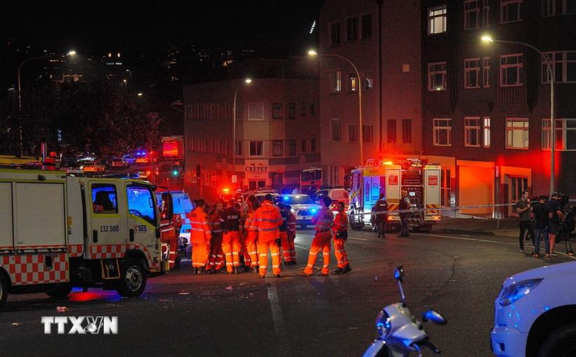 Lực lượng ứng phó khẩn cấp bang New South Wales làm nhiệm vụ tại hiện trường vụ xả súng ở thành phố Sydney, Australia ngày 14/12/2025. (Nguồn: Anadolu Agency/TTXVN)