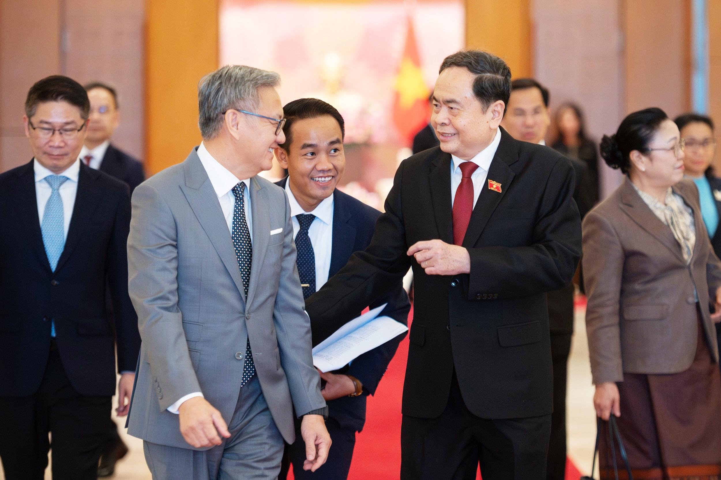 Chủ tịch Quốc hội Trần Thanh Mẫn v Bộ trưởng Bộ Ngoại giao Lào Thongsavanh Phomvihane