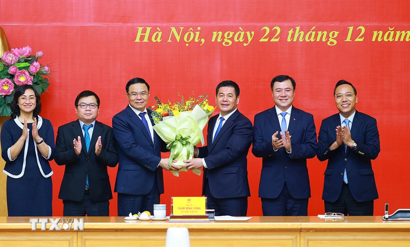 Đồng ch&iacute; Nguyễn Hồng Di&ecirc;n, Ủy vi&ecirc;n Trung ương Đảng, Ph&oacute; B&iacute; thư Chuy&ecirc;n tr&aacute;ch Đảng uỷ Quốc hội tặng hoa ch&uacute;c mừng đồng ch&iacute; L&ecirc; Mạnh H&ugrave;ng, Quyền Bộ trưởng Bộ C&ocirc;ng Thương. (Ảnh: Dương Giang/TTXVN)