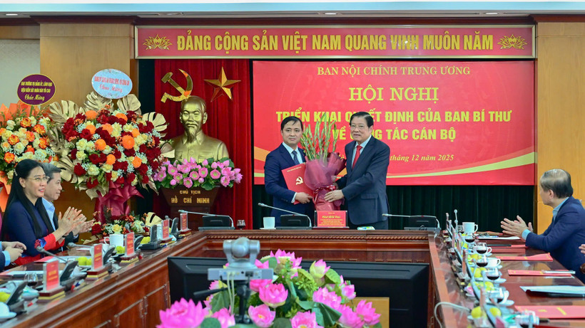 Đồng ch&iacute; Phan Đ&igrave;nh Trạc, Ủy vi&ecirc;n Bộ Ch&iacute;nh trị, B&iacute; thư Trung ương Đảng, Trưởng Ban Nội ch&iacute;nh Trung ương trao Quyết định v&agrave; tặng hoa ch&uacute;c mừng đồng ch&iacute; Nguyễn Xu&acirc;n Trường. (Ảnh: BẢO LONG)