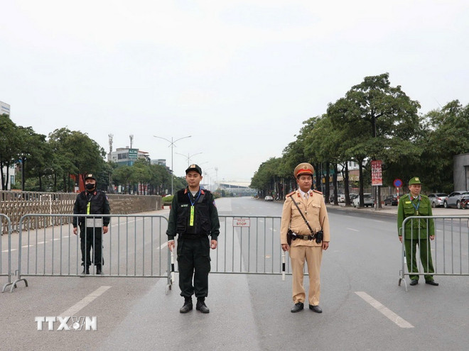 Lực lượng chức năng tại các chốt chặn, phục vụ sơ duyệt, diễn tập phương án bảo vệ Đại hội XIV của Đảng. (Ảnh: TTXVN phát) ttxvn-cong-an-dien-tap2.jpg