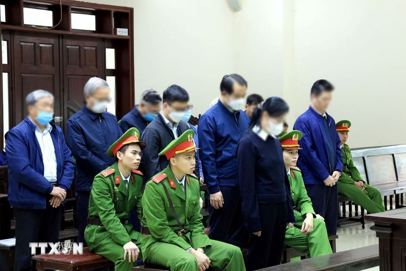 C&aacute;c bị c&aacute;o trong phi&ecirc;n t&ograve;a ng&agrave;y 15/12/2025. (Ảnh: Tuấn Anh/TTXVN)