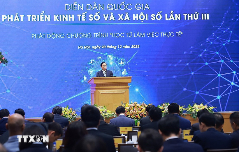 Thủ tướng Phạm Minh Ch&iacute;nh ph&aacute;t biểu chỉ đạo tại Diễn đ&agrave;n Quốc gia ph&aacute;t triển kinh tế số v&agrave; x&atilde; hội số lần thứ 3. (Ảnh: Dương Giang/TTXVN)
