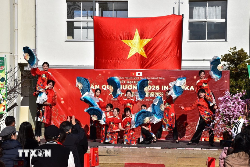 Nh&oacute;m m&uacute;a V-Artist của thanh ni&ecirc;n Việt Nam tại Osaka biểu diễn ch&agrave;o mừng lễ hội Xu&acirc;n Qu&ecirc; hương 2026 tại Osaka. (Ảnh: Nguyễn Tuyến/TTXVN)
