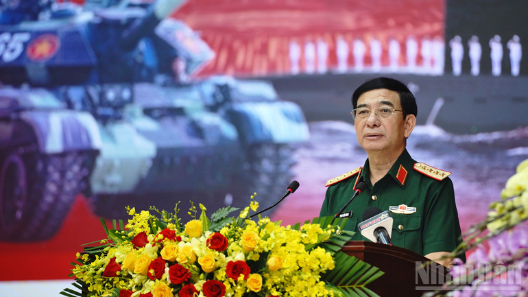 Đại tướng Phan Văn Giang phát biểu tại buổi gặp mặt. ndo_br_2.jpg