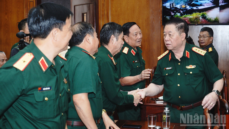 Đại tướng Nguyễn Trọng Nghĩa, Ủy viên Bộ Chính trị, Bí thư Trung ương Đảng, Ủy viên Thường vụ Quân ủy Trung ương, Chủ nhiệm Tổng cục Chính trị Quân đội nhân dân Việt Nam thăm hỏi cán bộ cao cấp quân đội nghỉ hưu, nghỉ công tác tại buổi lễ. ndo_br_6.jpg