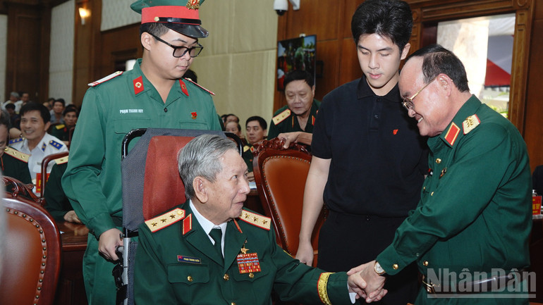 Thăm hỏi cán bộ cao cấp quân đội nghỉ hưu, nghỉ công tác tại buổi lễ. ndo_br_7.jpg