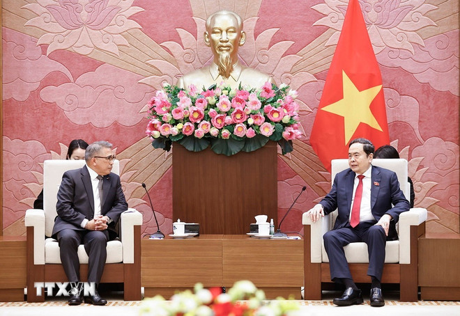 Chủ tịch Quốc hội Trần Thanh Mẫn tiếp Đại sứ Philippines Meynardo Los Banos Montealegre đến chào từ biệt. (Ảnh: Doãn Tấn/TTXVN) ttxvn-1301-chu-tich-quoc-hoi-dai-su-philippines-chao-tu-biet-2.jpg