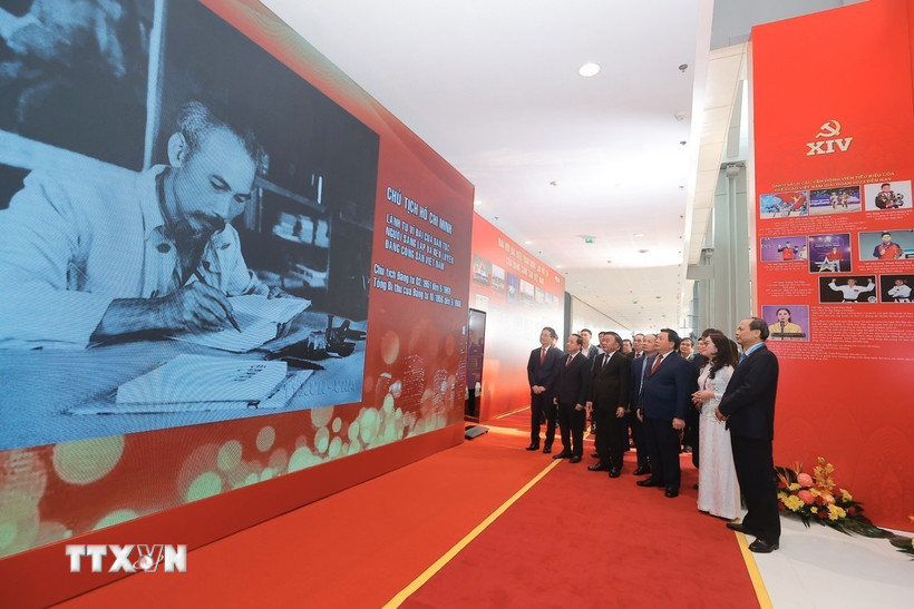 Thường trực Ban B&iacute; thư Trần Cẩm T&uacute; c&ugrave;ng c&aacute;c l&atilde;nh đạo Đảng, Nh&agrave; nước tham quan Trưng b&agrave;y ảnh &ldquo;Dưới cờ Đảng - đất nước tiến v&agrave;o kỷ nguy&ecirc;n mới&rdquo; do Th&ocirc;ng tấn x&atilde; Việt Nam thực hiện. (Ảnh: Minh Quyết/TTXVN)