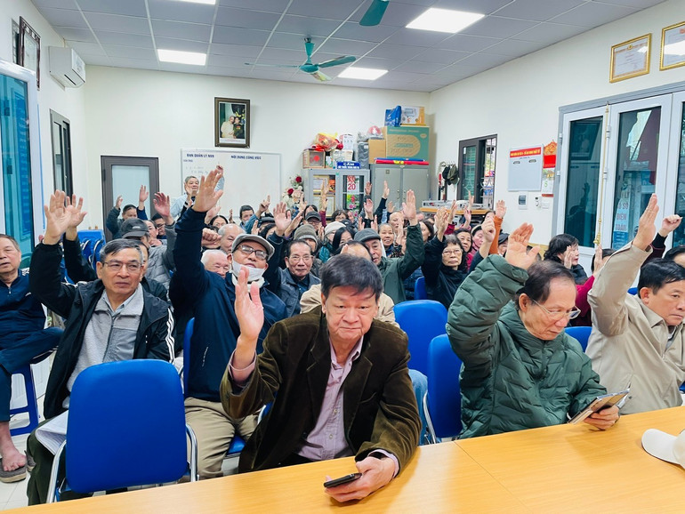 D&ugrave; nhiều đảng vi&ecirc;n cao tuổi, nhưng tinh thần tr&aacute;ch nhiệm với Đảng tại địa b&agrave;n 42 phường Giảng V&otilde; kh&ocirc;ng hề giảm s&uacute;t. (Ảnh: ĐỖ BẢO)