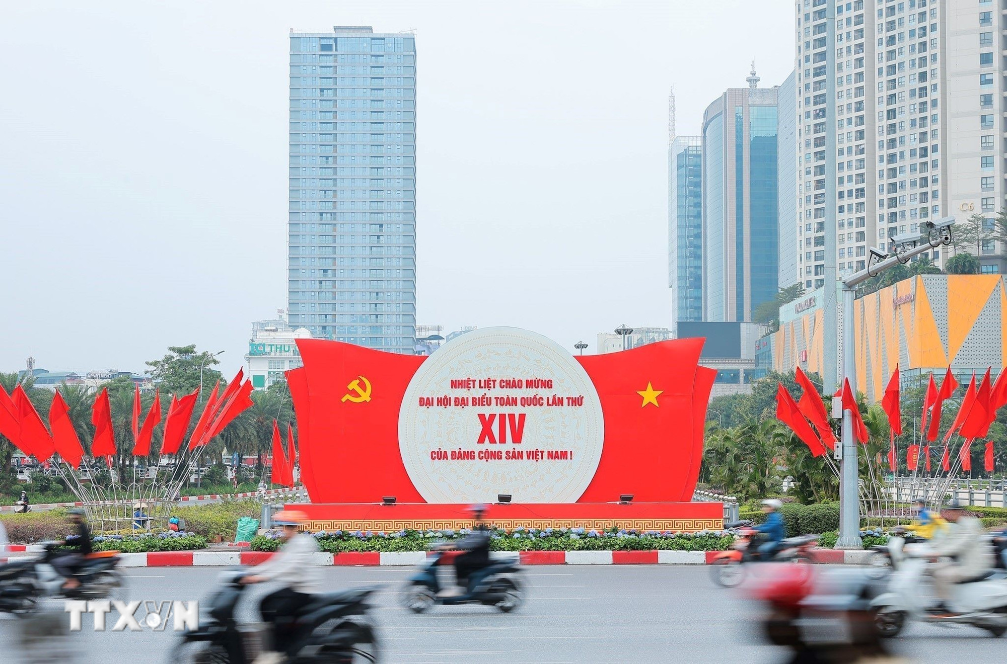 Khẩu hiệu, biểu trưng chào mừng Đại hội đại biểu toàn quốc lần thứ XIV của Đảng. (Ảnh: Lê Đông/TTXVN) ttxvn-dai-hoi-xiv-cua-dang-ruc-ro-co-hoa-chao-mung-dai-hoi-xiv-8534353.jpg