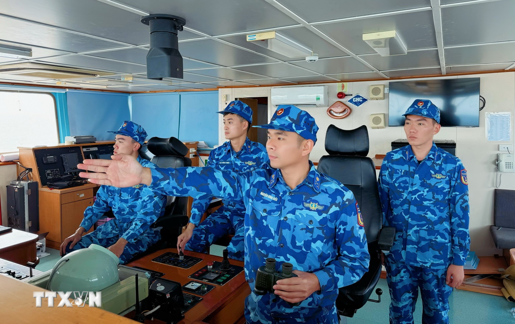 Cán bộ, chiến sỹ tàu CSB 7011 (Hải đội 322, Hải đoàn 32) trực quan sát trên biển. (Ảnh: TTXVN phát) ttxvn-canh-sat-bien.jpg