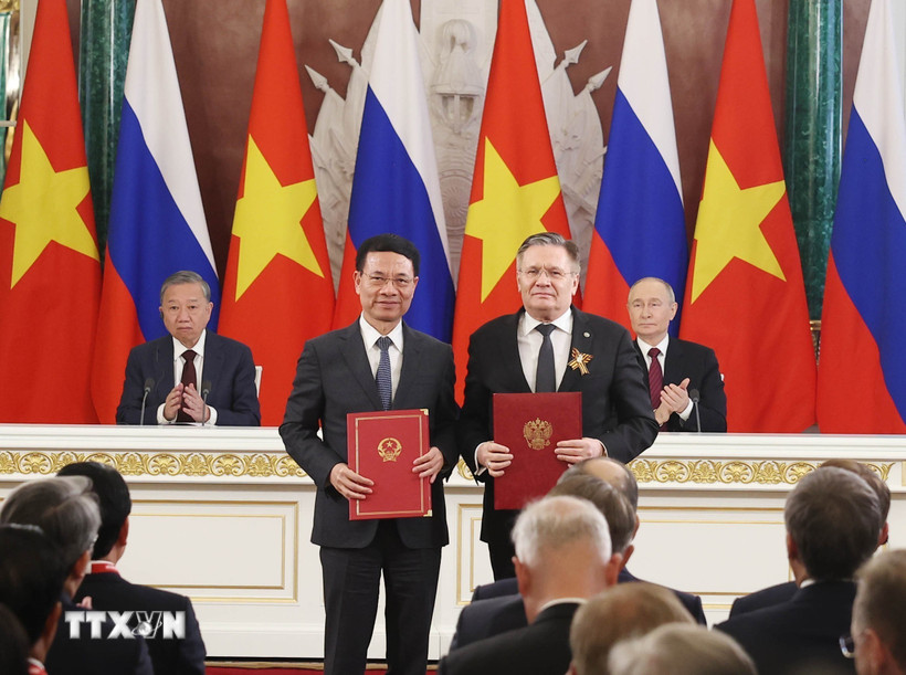 Tổng B&iacute; thư T&ocirc; L&acirc;m v&agrave; Tổng thống Vladimir Putin chứng kiến trao văn kiện Lộ tr&igrave;nh tổng thể về hợp t&aacute;c năng lượng nguy&ecirc;n tử v&agrave;o mục đ&iacute;ch h&ograve;a b&igrave;nh giai đoạn 2025-2030 giữa Bộ Khoa học v&agrave; C&ocirc;ng nghệ Việt Nam v&agrave; Tập đo&agrave;n ROSATOM của Nga. (Ảnh: Thống Nhất/TTXVN)