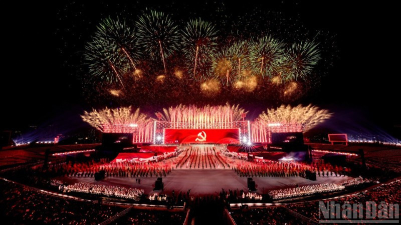 Dưới l&aacute; cờ vẻ vang của Đảng, to&agrave;n d&acirc;n tộc Việt Nam đo&agrave;n kết, chung sức để thực hiện th&agrave;nh c&ocirc;ng Nghị quyết Đại hội XIV. (Ảnh: TH&Agrave;NH ĐẠT)