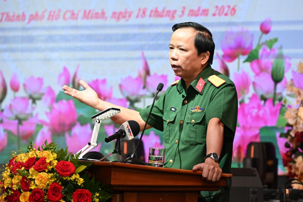 Đại diện Báo Quân đội Nhân dân phát biểu ý kiến đóng góp cho hoạt động tuyên truyền  của lực lượng vũ trang Quân khu 7