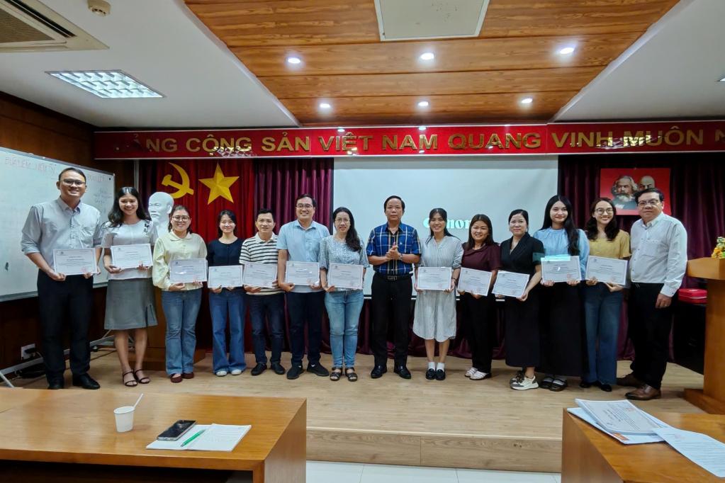 Nhà báo Phan Tùng Sơn trao giấy chứng nhận cho phóng viên, biên tập viên các cơ quan báo chí hoàn thành khóa học