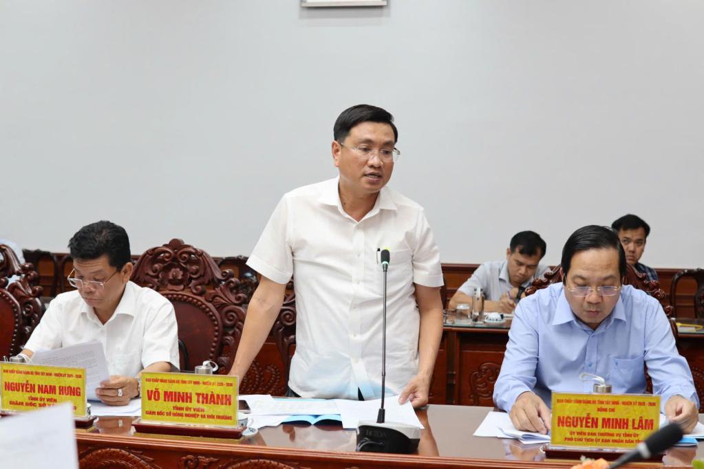 Giám đốc Sở Nông nghiệp và Môi trường Võ Minh Thành đóng góp ý kiến tại cuộc họp