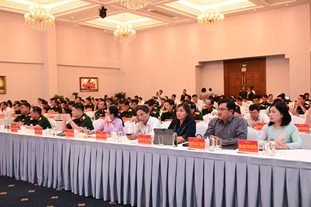 Các đại biểu dự buổi họp mặt