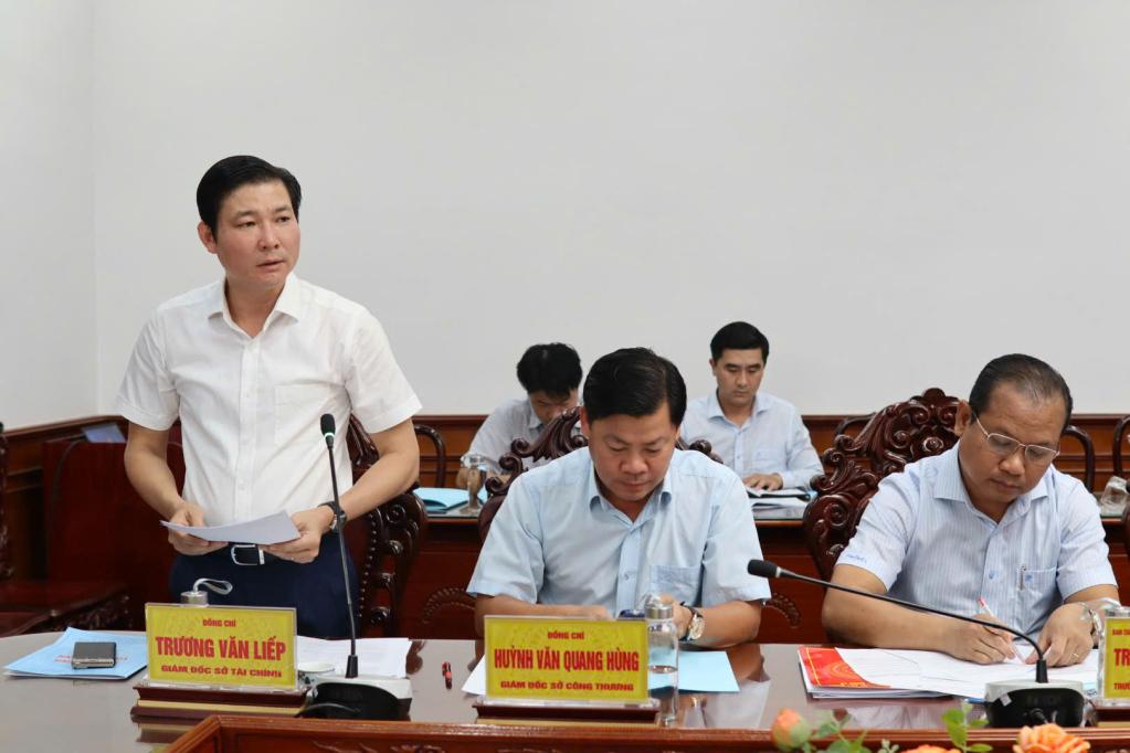 Giám đốc Sở Tài chính Trương Văn Liếp (đứng) báo cáo tại cuộc họp