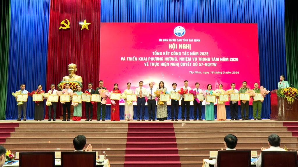 Các cá nhân có thành tích tiêu biểu trong triển khai thực hiện Nghị quyết số 57 nhận Bằng khen của Chủ tịch UBND tỉnh 