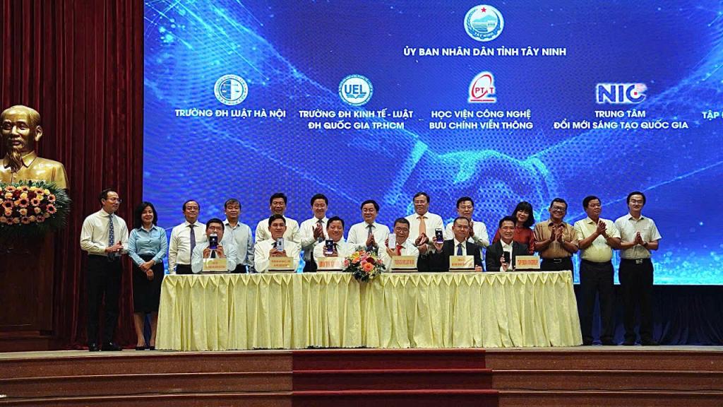 Các đại biểu thực hiện kí kết biên bản hợp tác