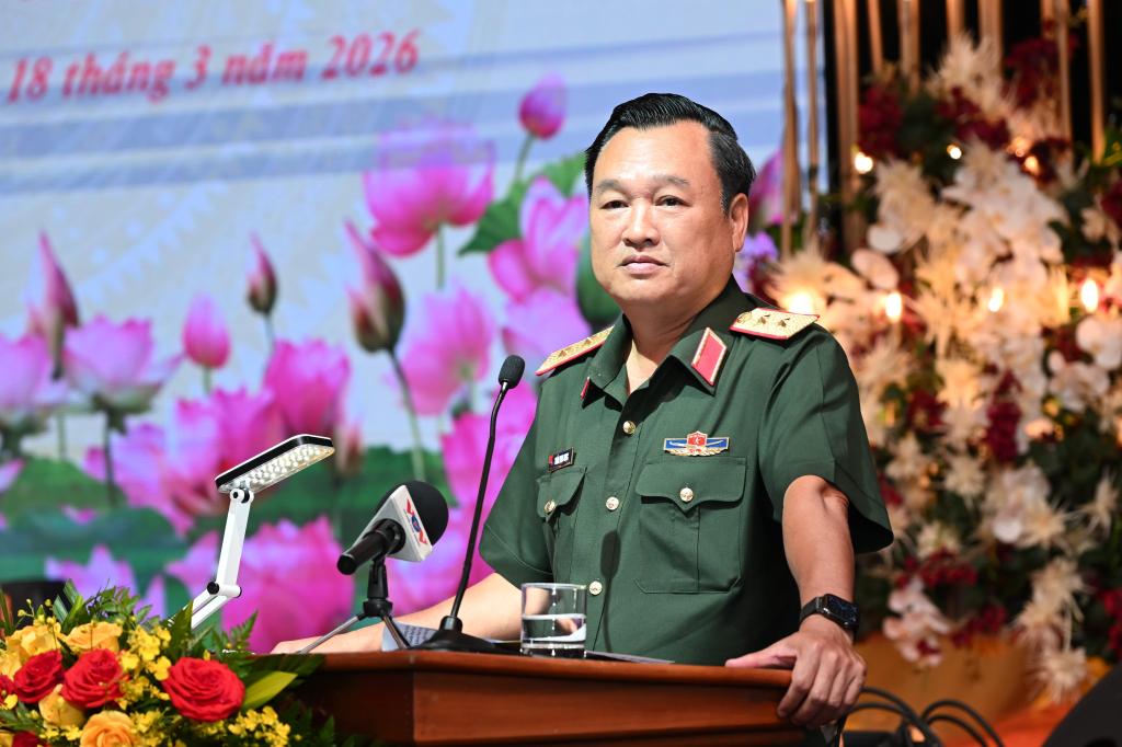 Trung tướng Trần Vinh Ngọc, Bí thư Đảng ủy, Chính ủy Quân khu 7 phát biểu tại buổi gặp mặt