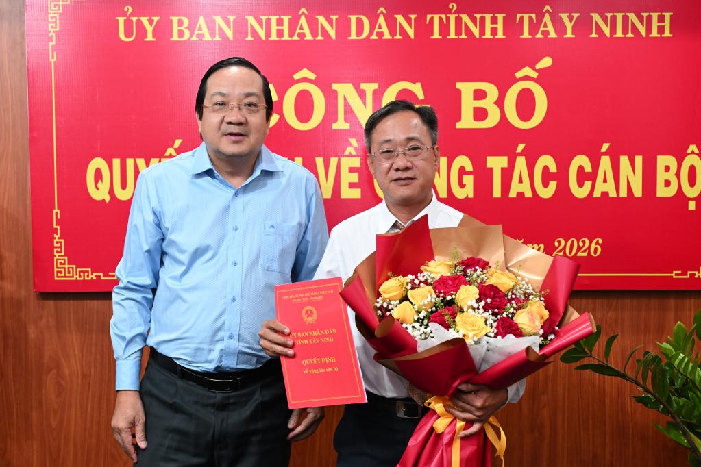 Ủy viên Ban Thường vụ Tỉnh, Phó Chủ tịch UBND tỉnh Nguyễn Minh Lâm trao quyết định cho đồng chí Lê Công Hiệu