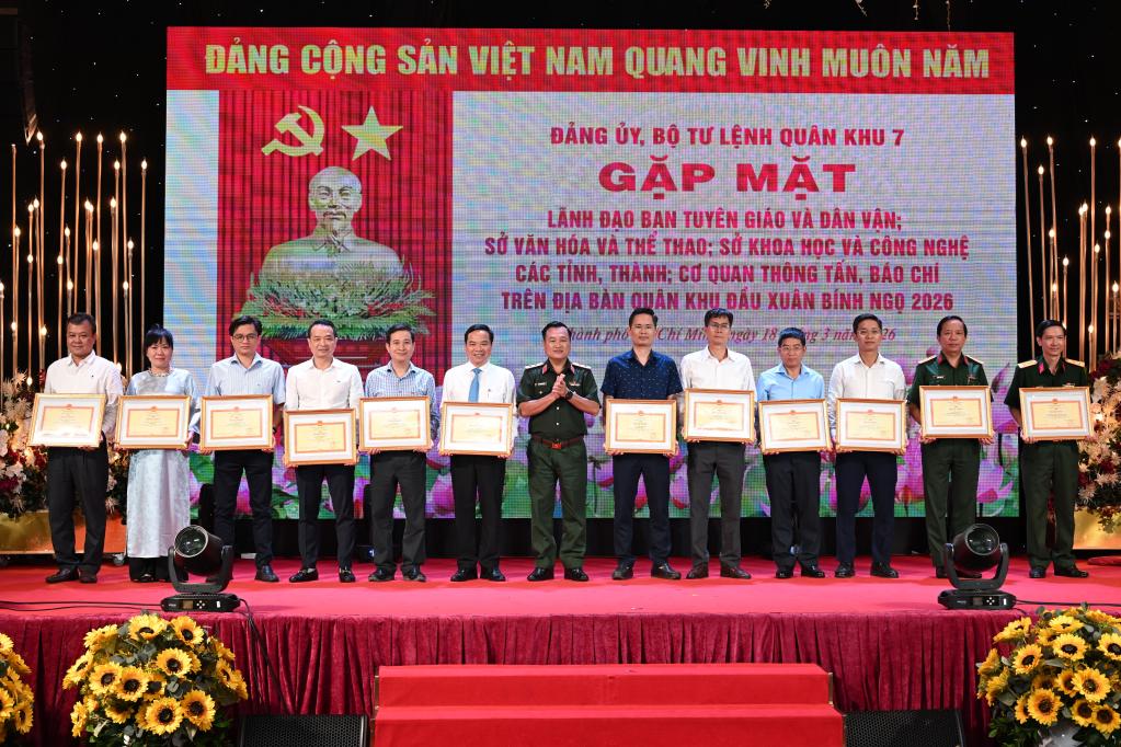 Trung tướng Trần Vinh Ngọc, Bí thư Đảng ủy, Chính ủy Quân khu 7 trao bằng khen cho các tập thể có thành tích xuất sắc trong phối hợp tuyên truyền hoạt động của lực lượng vũ trang Quân khu 