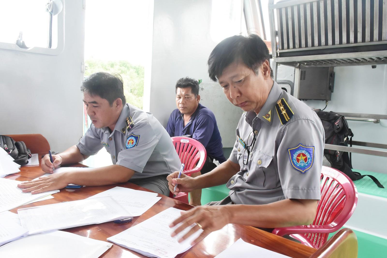 Phát hiện, xử lý 2 tàu cá không đủ điều kiện hoạt động