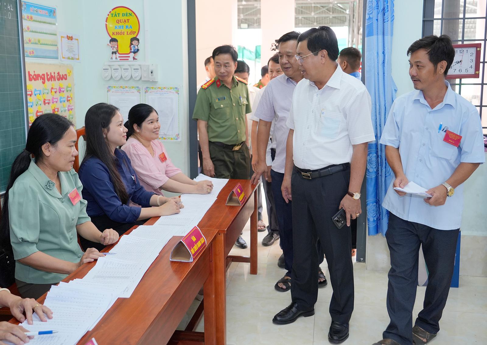 Bí thư Tỉnh ủy An Giang Nguyễn Tiến Hải kiểm tra công tác bầu cử tại các xã