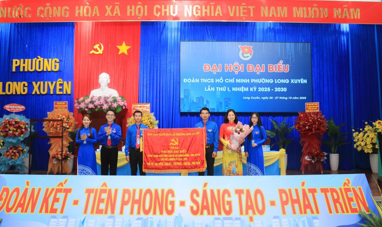 Phó Bí thư Thường trực Đảng ủy phường Long Xuyên Võ Thị Xuân Kiều tặng bức trướng của BCH Đảng bộ phường chúc mừng đại hội