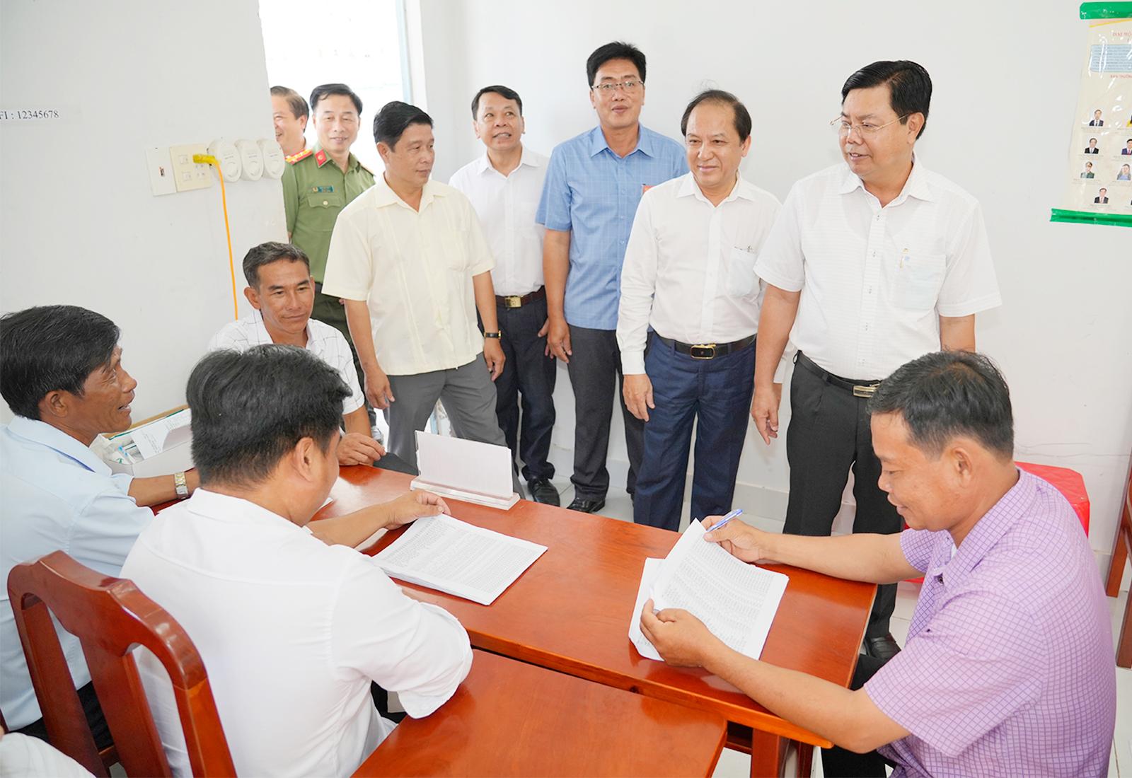 Bí thư Tỉnh ủy An Giang Nguyễn Tiến Hải kiểm tra công tác bầu cử tại các xã
