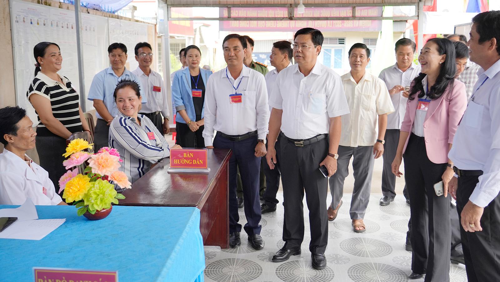 Bí thư Tỉnh ủy An Giang Nguyễn Tiến Hải kiểm tra công tác bầu cử tại các xã