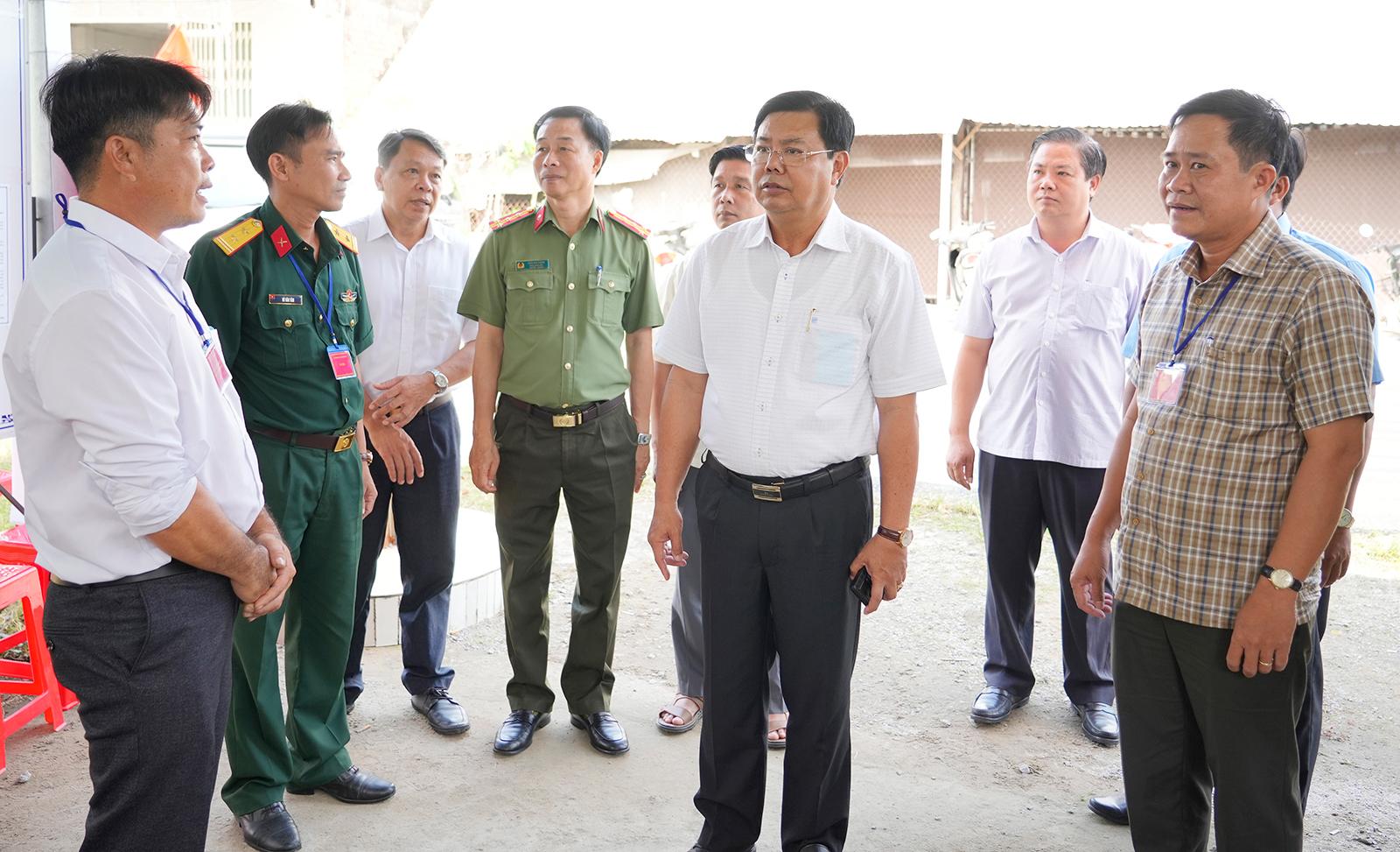 Bí thư Tỉnh ủy An Giang Nguyễn Tiến Hải kiểm tra công tác bầu cử tại các xã