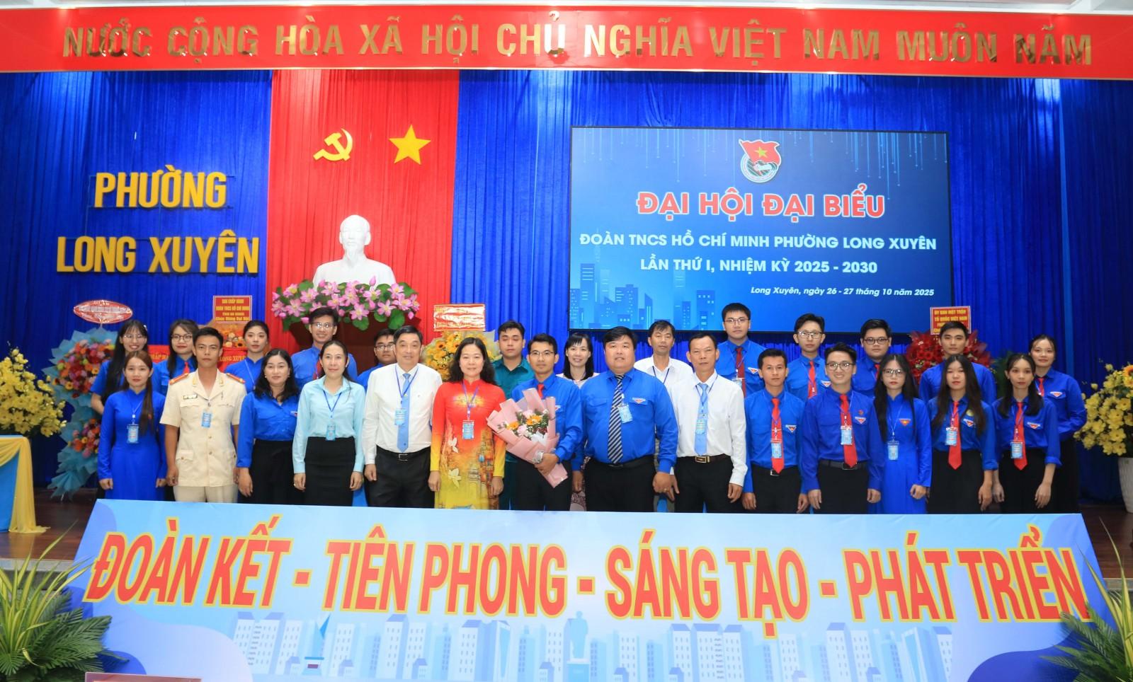 Lãnh đạo chúc mừng Ban Chấp hành Đoàn TNCS Hồ Chí Minh phường Long Xuyên khóa I, nhiệm kỳ 2025-2030.